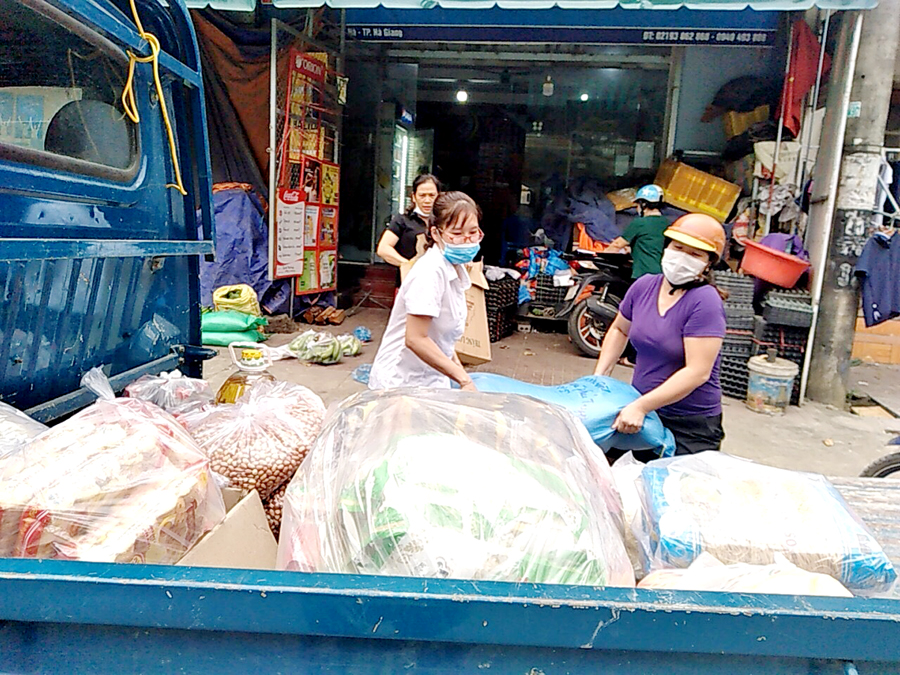 Cán bộ phường Ngọc Hà chuẩn bị nhu yếu phẩm hỗ trợ người dân. 					Ảnh: ĐỨC NINH