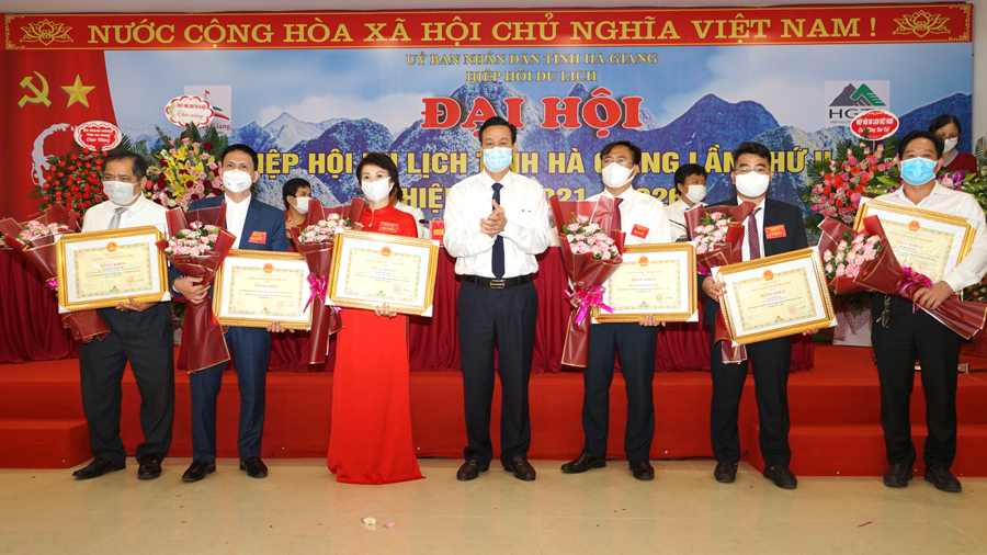 Chủ tịch UBND tỉnh tặng Bằng khen cho các cá nhân hoàn thành xuất sắc nhiệm vụ công tác hội.Chủ tịch UBND tỉnh tặng Bằng khen cho các cá nhân hoàn thành xuất sắc nhiệm vụ công tác hội.