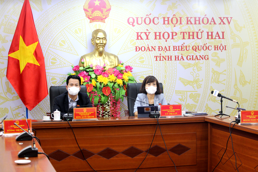 Bí thư Tỉnh ủy Đặng Quốc Khánh, Trưởng Đoàn ĐBQH khóa XV và Phó Trưởng Đoàn ĐBQH khóa XV đơn vị tỉnh Hà Giang Lý Thị Lan chủ trì tại điểm cầu tỉnh.