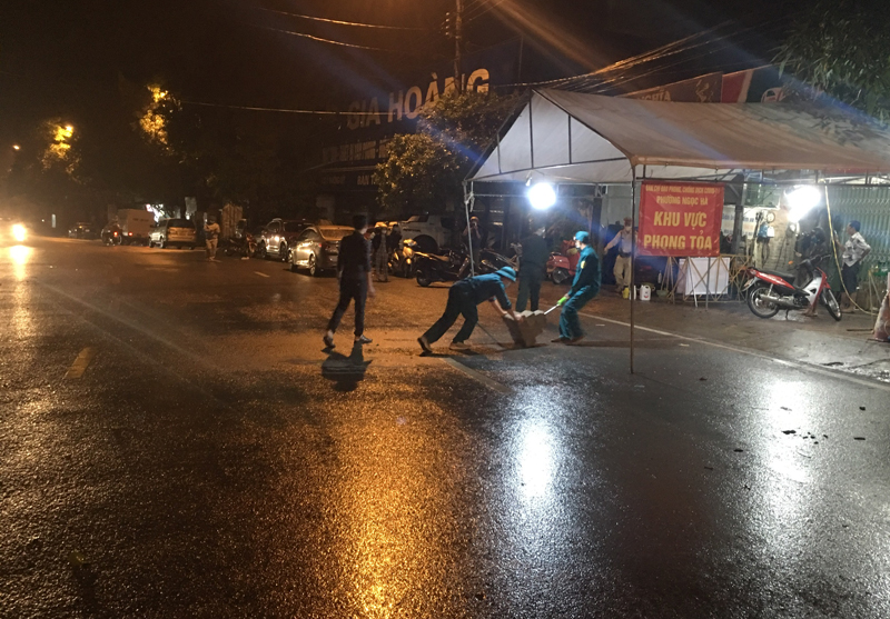 Các lực lượng chức năng dỡ phong tỏa chốt kiểm dịch tổ 1, phường Ngọc Hà.
