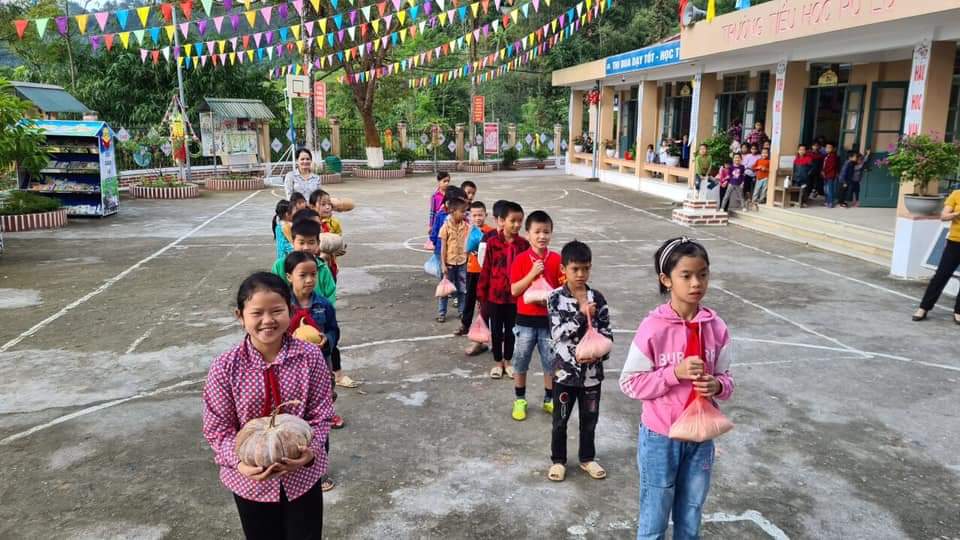 Các em học sinh tại các trường học trên địa bàn huyện tích cực ủng hộ lương thực, thực phẩm. Ảnh: C.T.V