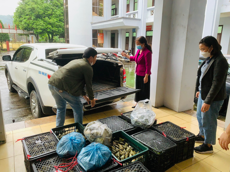Vận chuyển bánh chưng tặng khu cách ly xã Thuận Hòa.