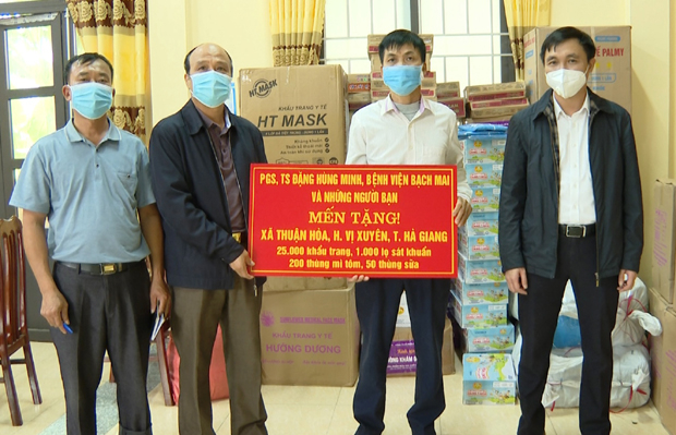Nguyên Chủ nhiệm UBKT Tỉnh uỷ Lê Quang Minh trao quà của PGS. TS Đặng Hùng Minh cho cho lãnh đạo xã Thuận Hòa.