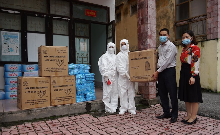 Đại đức Thích Thanh Lâm trao vật tư khẩu trang và áo chống dịch cho Mặt trận Tổ quốc Tp. Hà Giang. 