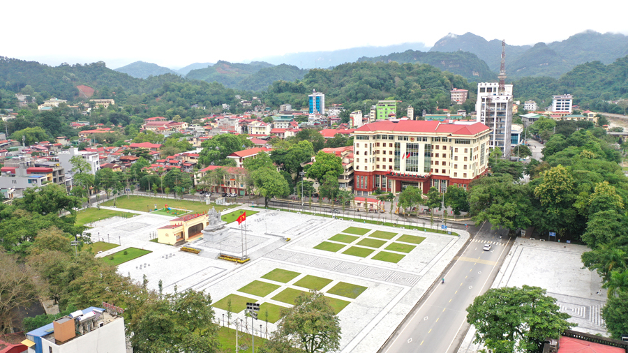Ban ngày, những ngã tư đường phố, các tuyến đường, Quảng trường 26.3 vắng vẻ khác với thường ngày trước đây.