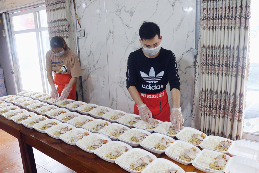 Mỗi suất ăn của người nhiễm dịch bệnh Covid-19 đang điều trị tại Bệnh viện Phổi đều đảm bảo chất dinh dưỡng và vệ sinh an toàn thực phẩm.