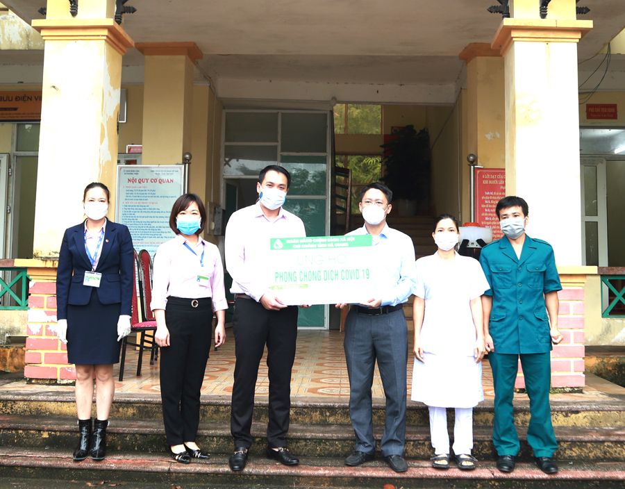 Lãnh đạo Chi nhánh Ngân hàng CSXH tỉnh trao kinh phí hỗ trợ xã Phương Thiện