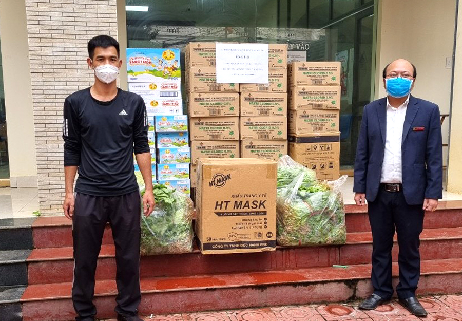 Cán bộ Agribank huyện Vị Xuyên đang chuẩn bị các nhu yếu phẩm thiết yếu để trở đến ủng hộ thầy và trò nhà trường.