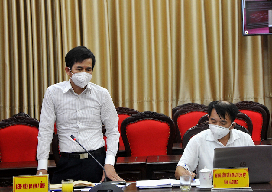 Lãnh đạo Bệnh viện Đa khoa tỉnh báo cáo đơn vị đang triển khai quyết liệt các biện pháp phòng, chống dịch Covid-19.