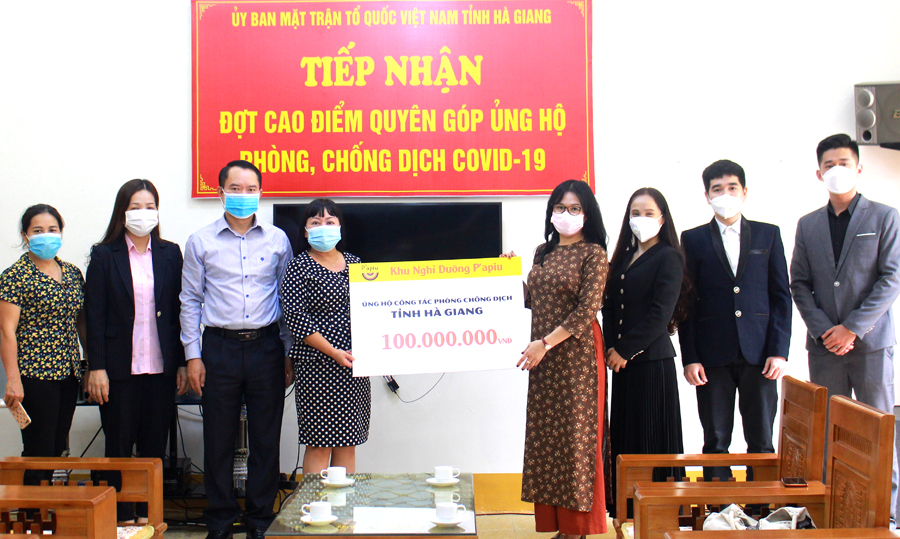 Đại diện Ủy ban MTTQ tỉnh tiếp nhận hỗ trợ từ Công ty Cổ phần Truyền thông Hoa Sao.