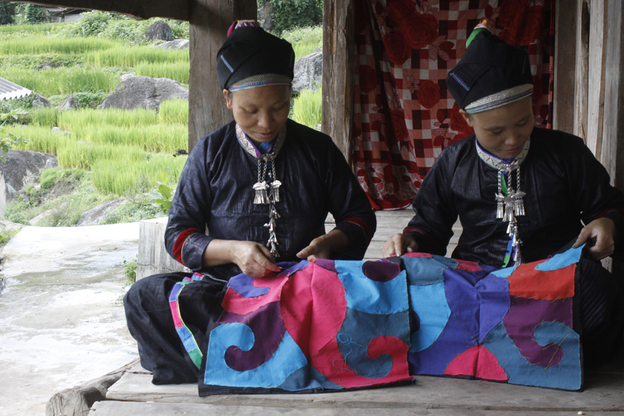 Sản phẩm vỏ gối được may thủ công từ vải nhuộm chàm.