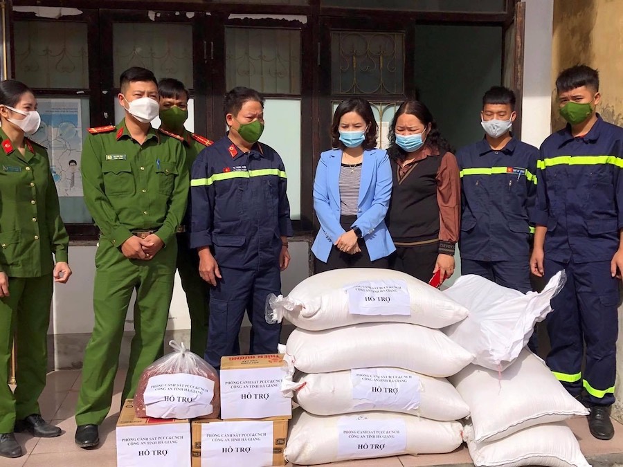 Phòng Cảnh sát phòng cháy chữa cháy và cứu hộ cứu nạn trao quà hỗ trợ tại trụ sở Ủy ban MTTQ thành phố.