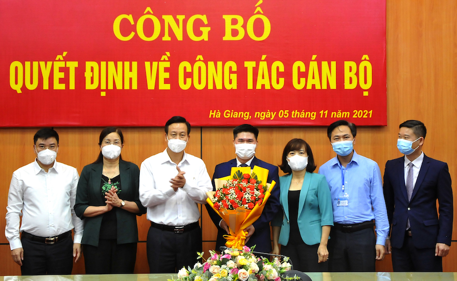 Các đồng chí lãnh đạo tỉnh và lãnh đạo Sở Ngoại vụ tặng hoa chúc mừng đồng chí Đỗ Quốc Hương.