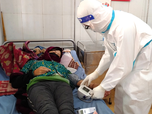 Cán bộ Bệnh viện Đa khoa Đồng Văn theo dõi sức khỏe sản phụ Giàng Thị Chợ.
