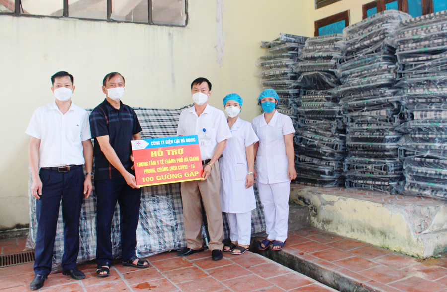 Lãnh đạo Trung tâm Y tế thành phố tiếp nhận hỗ trợ từ Công ty Điện lực Hà Giang