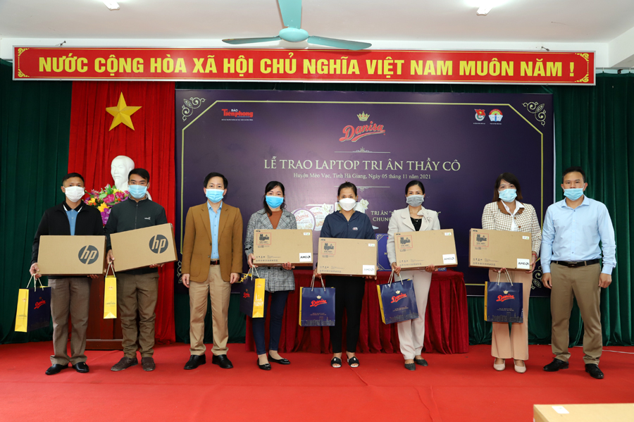Đại diện Phòng Giáo dục - đào tạo huyện trao máy tính và quà cho các thầy, cô giáo.