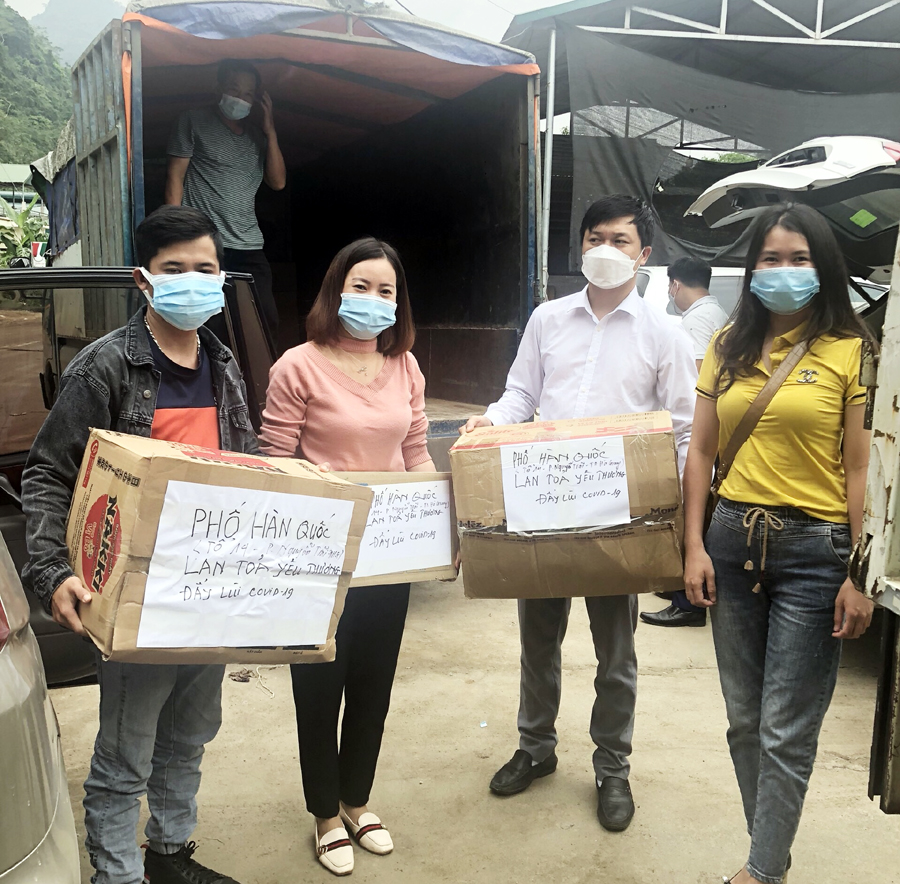 Đại diện Đoàn thanh niên Trung tâm Thông tin Xúc tiến du lịch trao quà cho đại diện xã Thuận Hoà