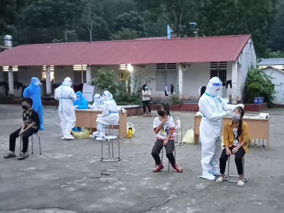 Lực lượng y tấy mẫu xét nghiệp học sinh Trường PTDT bán trú Tiểu học Thuận Hòa (Vị Xuyên)