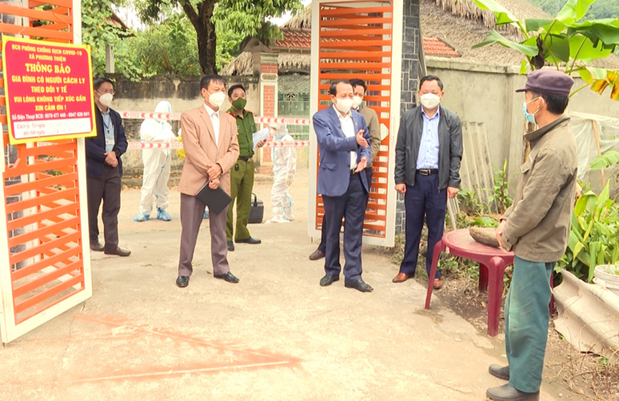 Phó Chủ tịch UBND tỉnh Trần Đức Quý kiểm tra thực tế hộ có F0 đang cách ly tại nhà địa bàn thành phố Hà Giang.