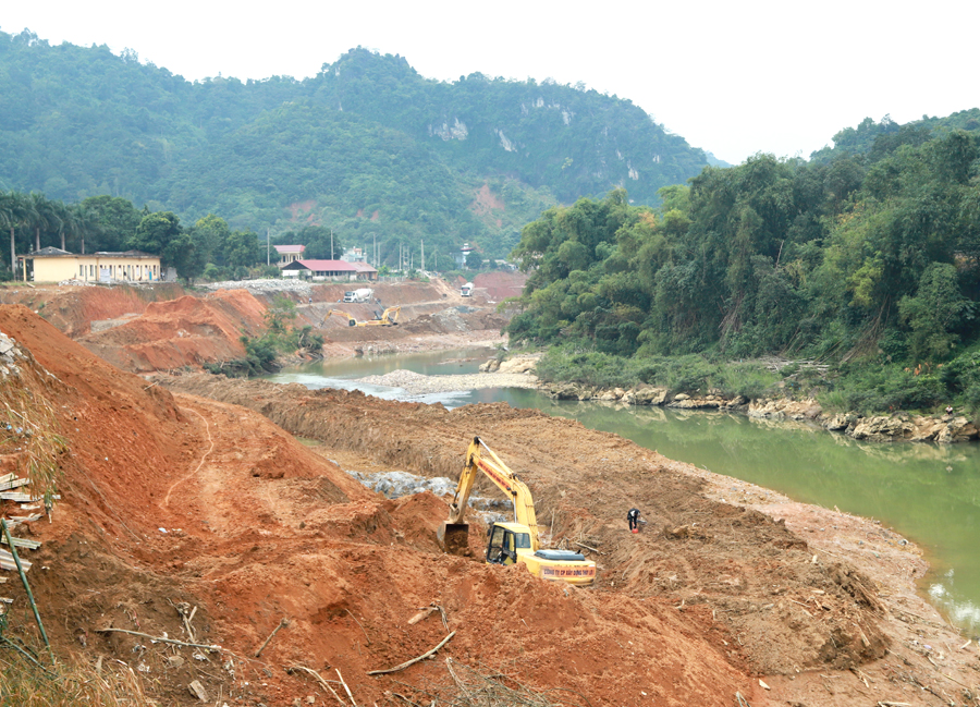 Công tác đền bù, giải phóng mặt bằng thuận lợi giúp Dự án kè sông Miện triển khai đúng tiến độ.