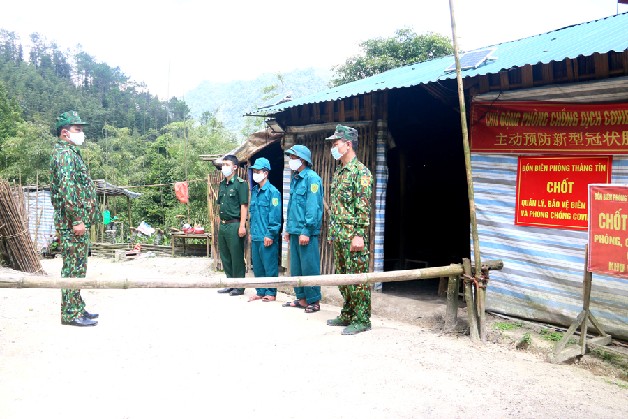 Lực lượng quân sự xã Pố Lồ cùng Đồn Biên phòng Thàng Tín (Hoàng Su Phì) thực hiện nhiệm vụ phòng, chống dịch bệnh Covid-19 tại chốt biên giới.  						Ảnh: Trọng Đạt