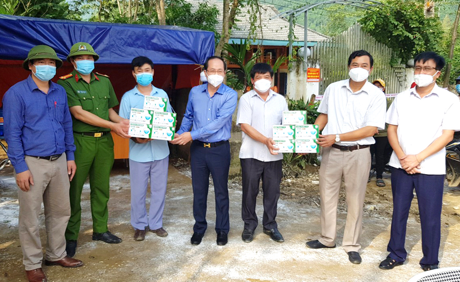 Lãnh đạo huyện Bắc Quang kiểm tra công tác phòng, chống dịch Covid-19 và tặng quà lực lượng tham gia chống dịch tại xã Vĩnh Phúc.              Ảnh: CTV