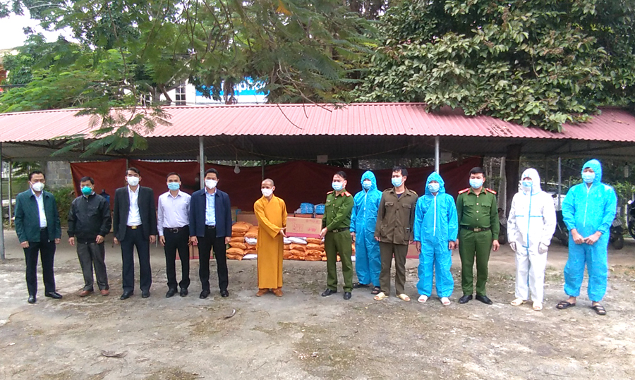 Đại diện khu cách ly tập trung huyện Yên Minh nhận quà hỗ trợ của Hội Nông dân và Chùa Quan âm.