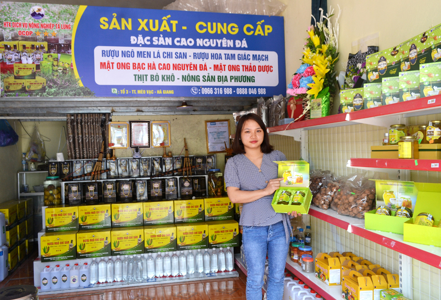 Hợp tác xã Dịch vụ Nông nghiệp Tả Lủng (xã Tả Lủng) mở gian hàng trưng bày nhiều sản phẩm OCOP của các tổ chức trên địa bàn huyện Mèo Vạc.           Ảnh: TRẦN KẾ