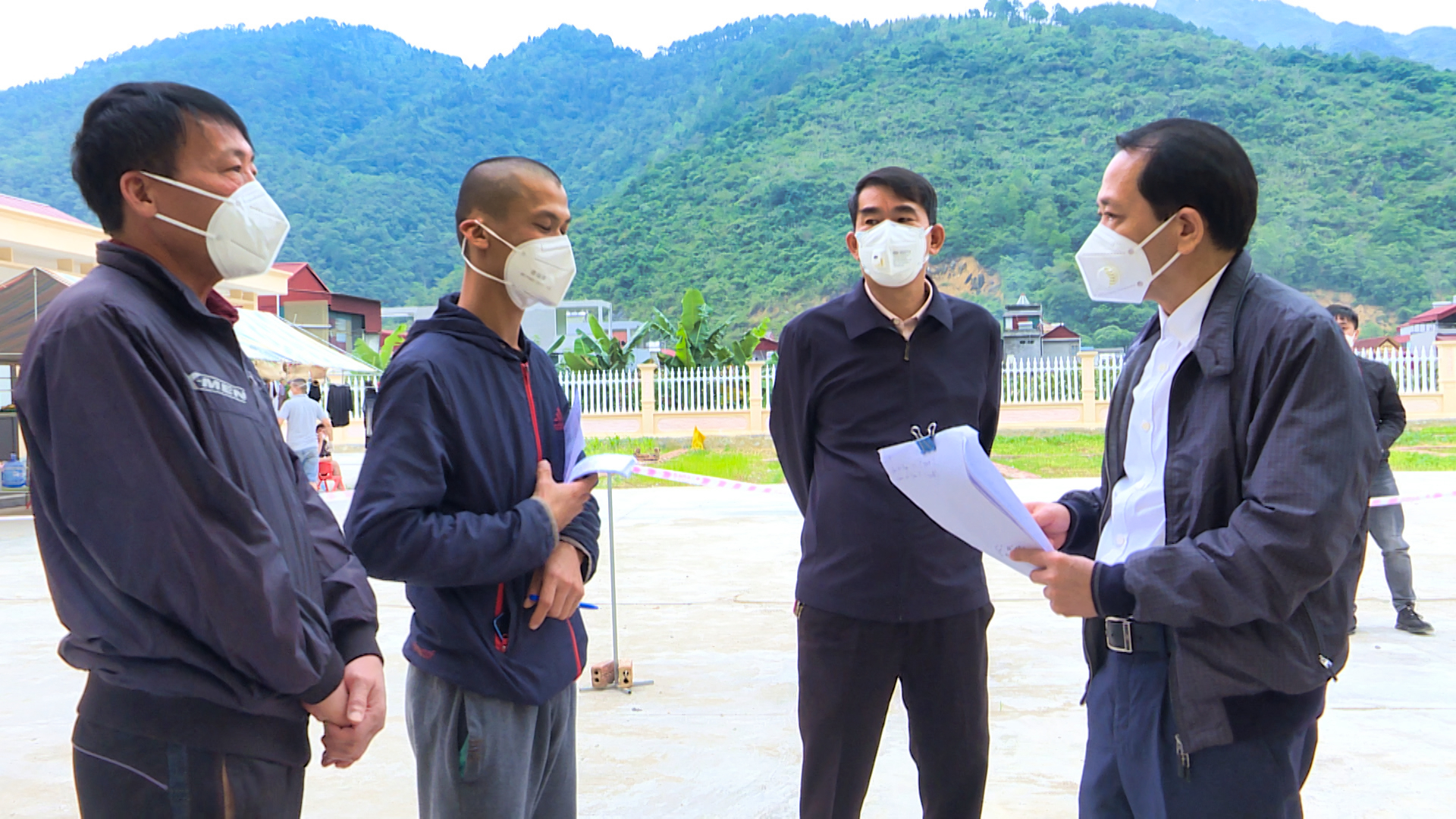 Phó Chủ tịch UBND tỉnh Trần Đức Quý kiểm tra công tác phòng, chống dịch Covid-19 tại xã Ngọc Long.