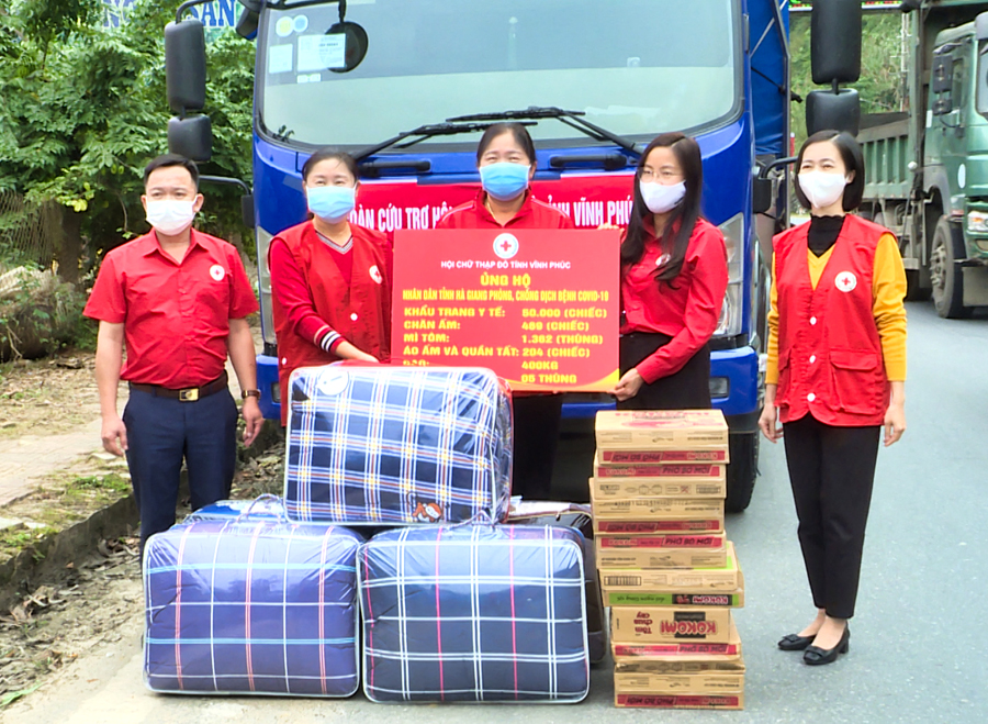Hội Chữ thập đỏ tỉnh tiếp nhận nhu yếu phẩm do Hội Chữ thập đỏ tỉnh Vĩnh Phúc trao tặng.