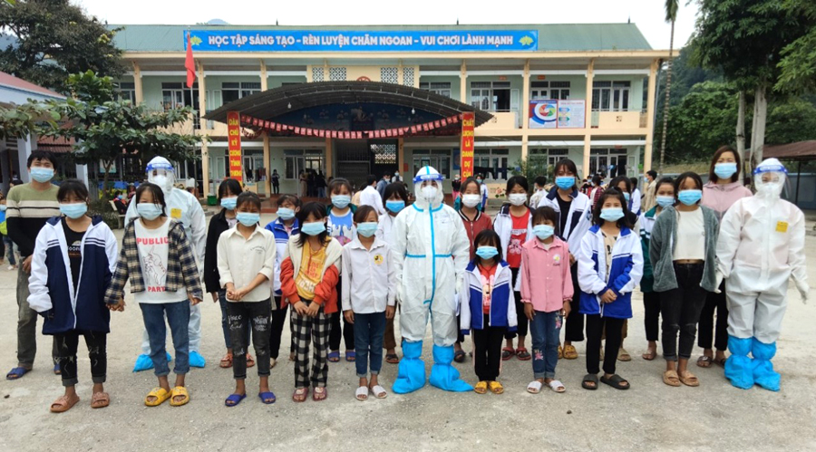Các y, bác sĩ chụp ảnh cùng bệnh nhân được ra viện