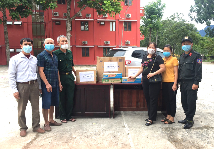Đảng viên trong Chi bộ 18, phường Nguyễn Trãi (thành phố Hà Giang) tặng quà cho khu cách ly tập trung Trường Chính trị tỉnh.