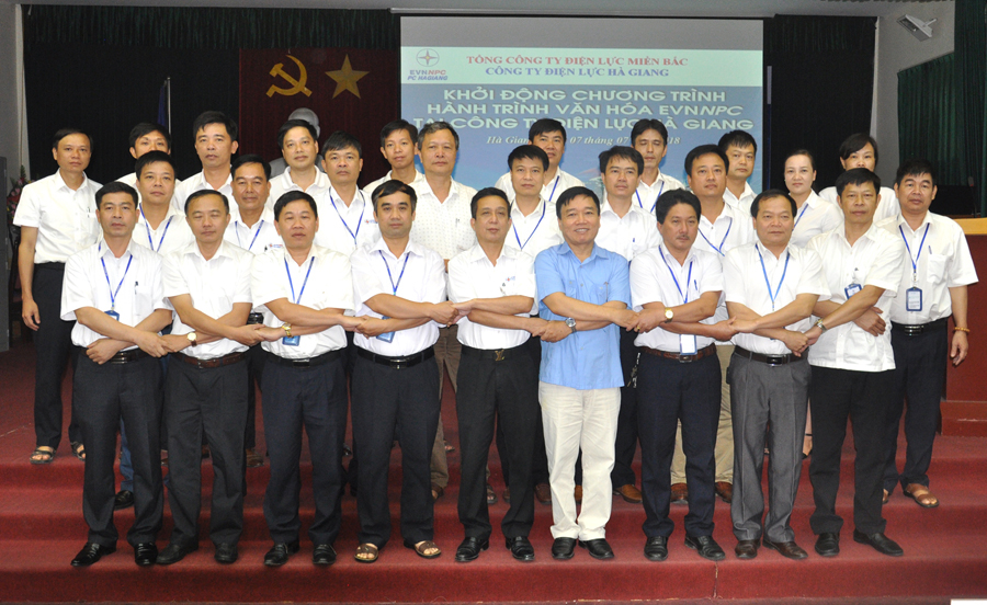  Lãnh đạo Công ty Điện lực Hà Giang cam kết thực thi Văn hóa doanh nghiệp.   Ảnh: TL