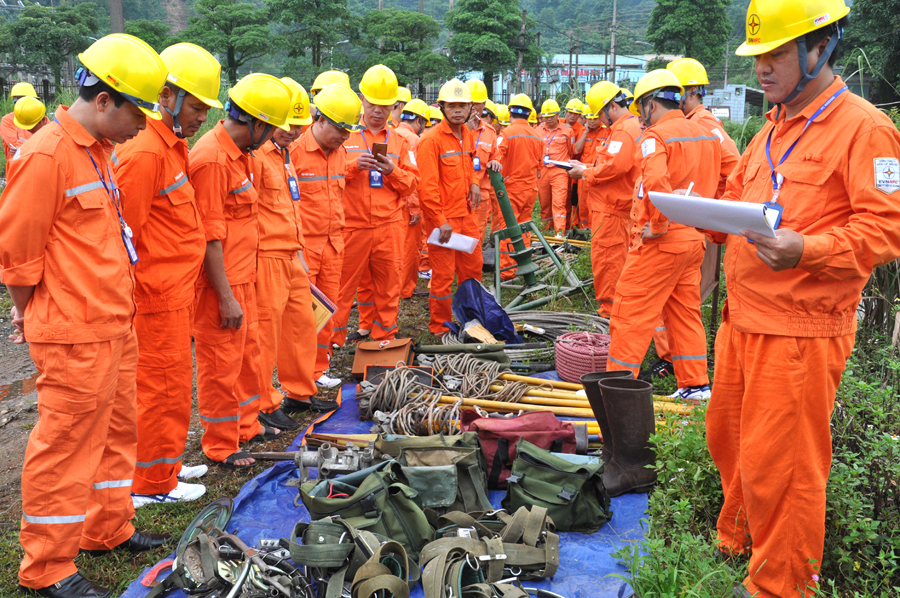 Công nhân ngành Điện kiểm tra an toàn trước khi thực thi nhiệm vụ.  Ảnh: TƯ LIỆU