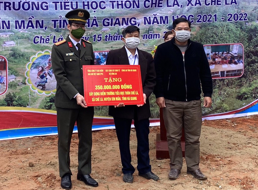 Đại diện Phòng Công tác Đảng và công tác chính trị trao biểu trưng xây dựng điểm trường cho nhà trường.