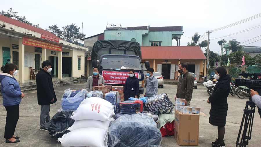 Đại diện các đơn vị ủng hộ nhu yếu phẩm phục vụ công tác phòng, chống dịch cho các huyện vùng cao.