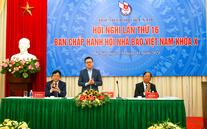 Các đồng chí điều hành Hội nghị.