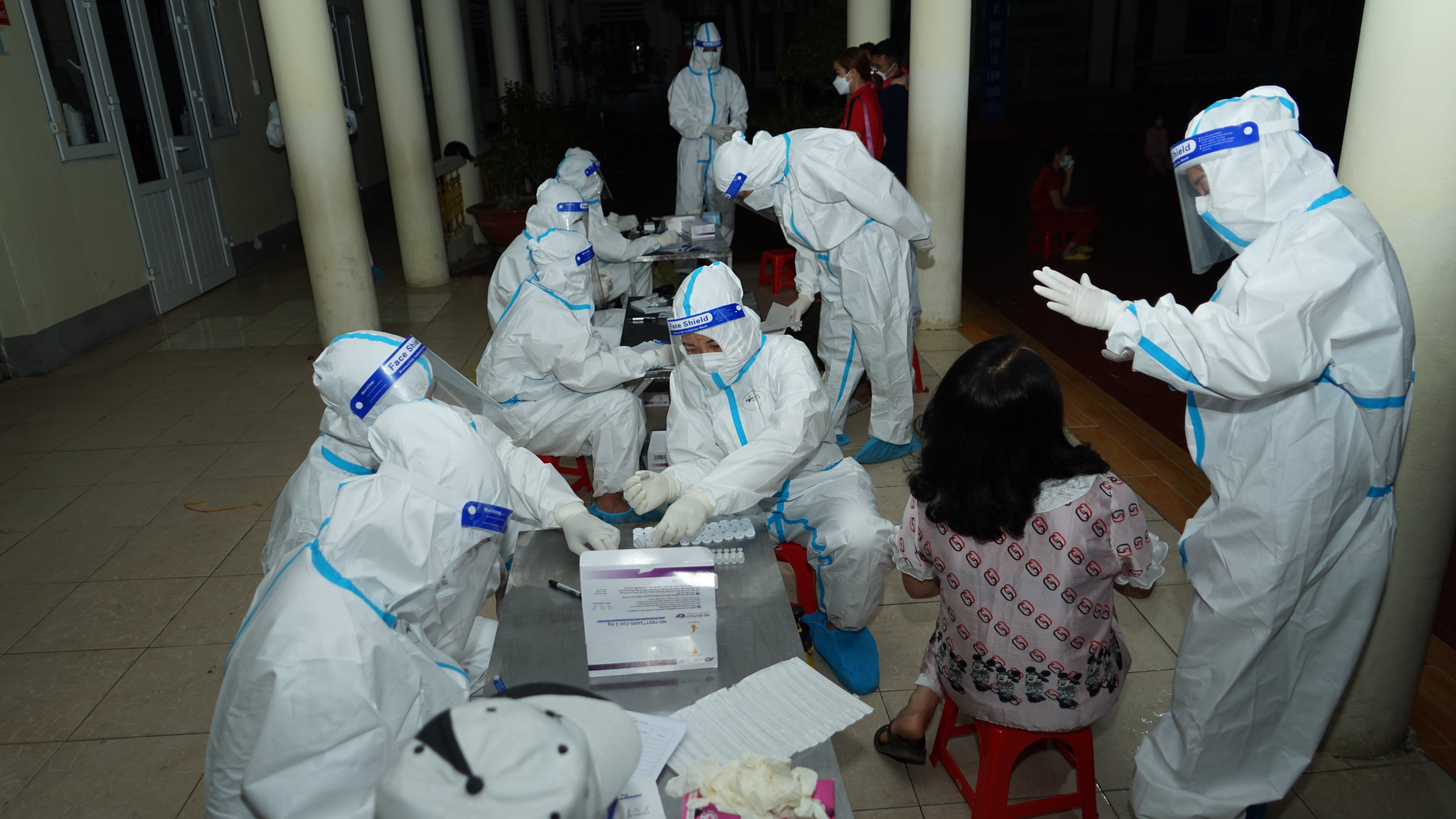 Lực lượng y tế lấy mẫu test nhanh học sinh trên địa bàn thành phố Hà Giang