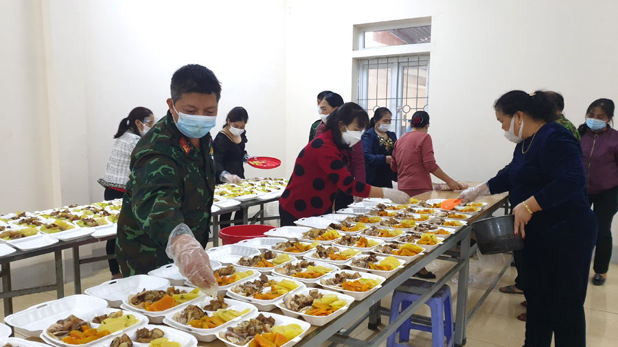 Phụ nữ TPHG hỗ trợ bộ đội chia các suất ăn và đóng gói để chuyển đến phục vụ công dân khu cách ly.