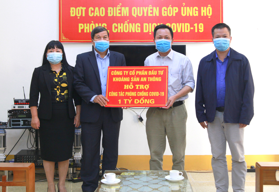 Công ty Cổ phần Đầu tư Khoáng sản An Thông hỗ trợ 1 tỷ đồng cho công tác phòng, chống dịch của tỉnh (Ảnh: Phạm Hoan)