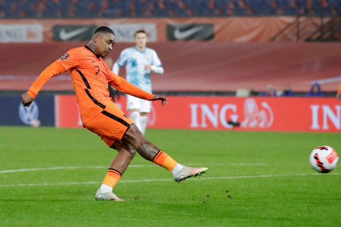 Khoảnh khắc Bergwijn ra chân mở tỷ số cho Hà Lan. 