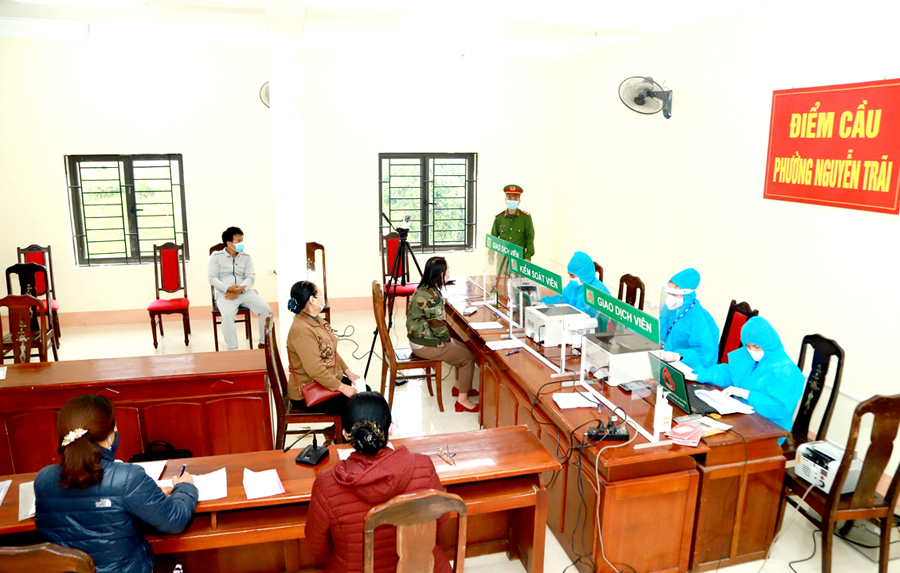  Phiên giao dịch tại phường Nguyễn Trãi (thành phố Hà Giang).     					             Ảnh: BÙI THỊ LIÊN