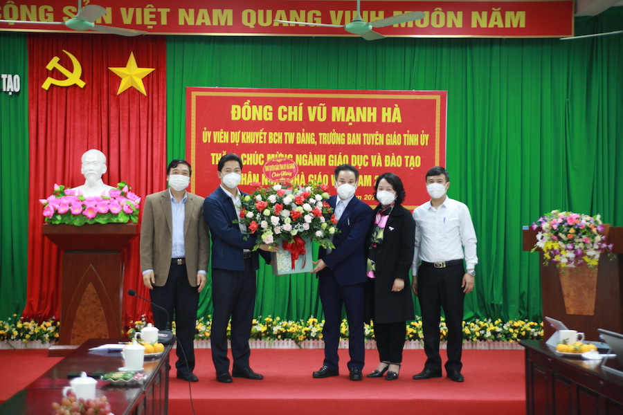 Trưởng Ban Tuyên giáo Tỉnh ủy Vũ Mạnh Hà và đoàn công tác tặng hoa chúc mừng ngành Giáo dục.