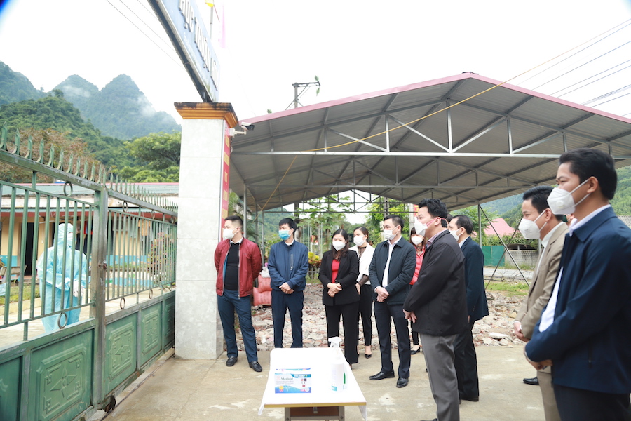 Đoàn kiểm tra việc cách ly học sinh Trường Tiểu học A xã Thuận Hoà