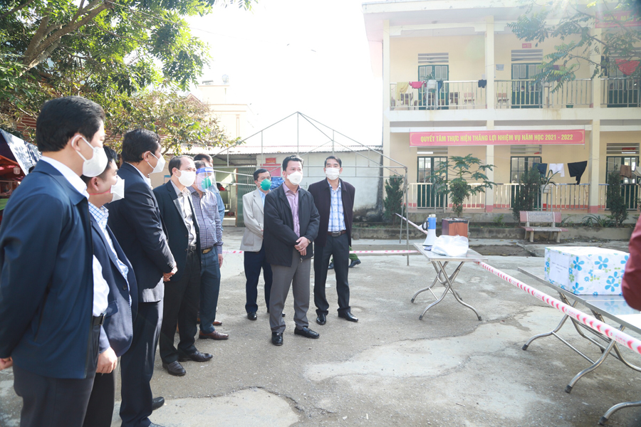 Bí thư Tỉnh ủy Đặng Quốc Khánh kiểm tra khu cách ly tập trung, thu dung học sinh và công dân là F1, F0 tại Trường PTDT bán trú THCS xã Ngọc Long