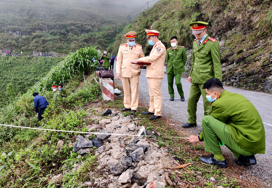 Lực lượng chức năng đo đạc hiện trường vụ tai nạn.