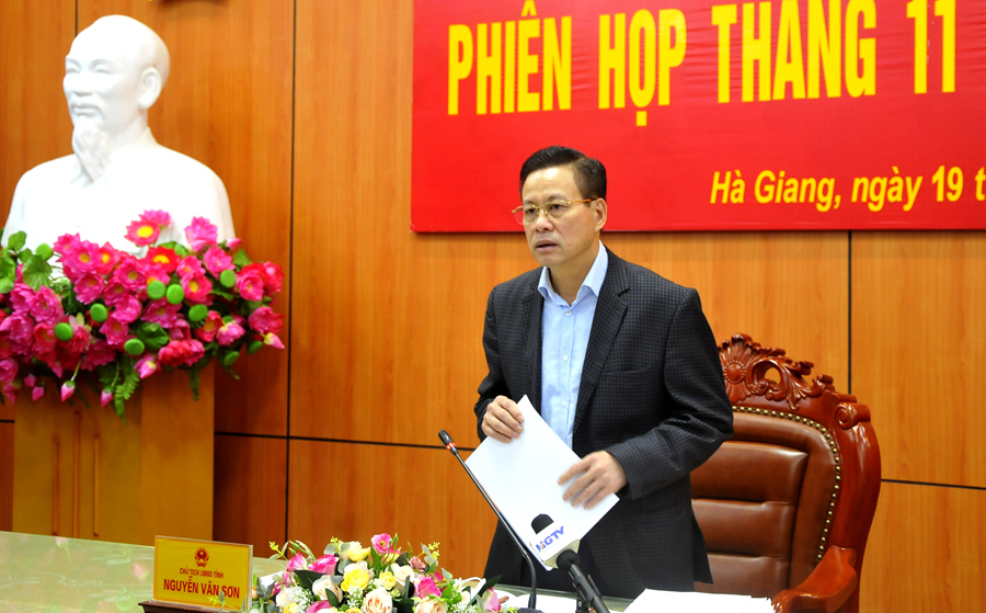 Chủ tịch UBND tỉnh Nguyễn Văn Sơn phát biểu tại phiên họp.