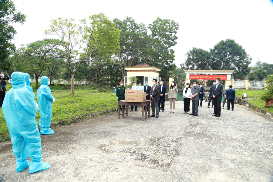 Bí thư Tỉnh ủy Đặng Quốc Khánh tặng quà, động viên các lực lượng đang thực hiện nhiệm vụ tại khu thu dung F0 huyện Quang Bình