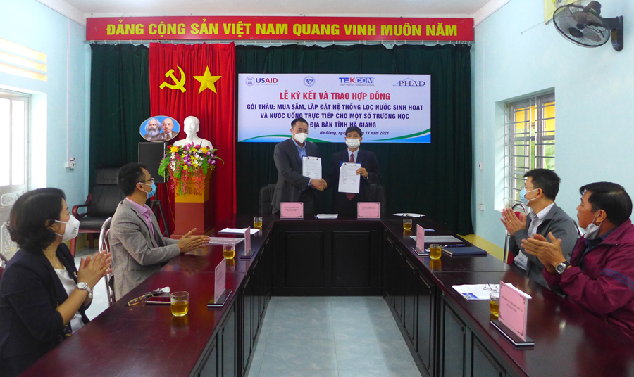 Liên hiệp các Hội KH&KT tỉnh và Công ty Cổ phần Thiết bị và Công nghệ TEKCOM ký kết hợp đồng