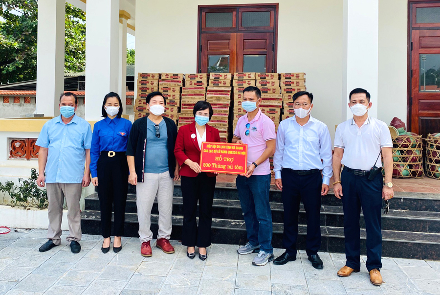 Các tổ chức, cá nhân hỗ trợ người dân vùng dịch Vị Xuyên.